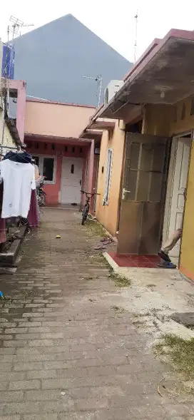 Dikontrakkan 1 Unit Rumah dengan kamar 2, mobil masuk bulanan