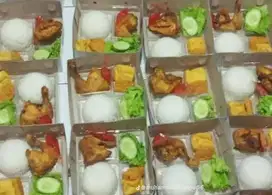 Paketan nasi ayam smbal tmpe tahu