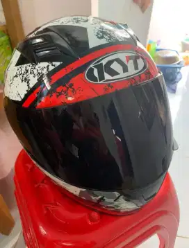 helm kyt r10 merah hitam