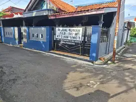 Jual / sewa rumah dikawasan yang nyaman Bonus 2 unit AC, Sofa dll