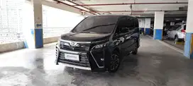 Toyota Voxy 2.0 AT 2018