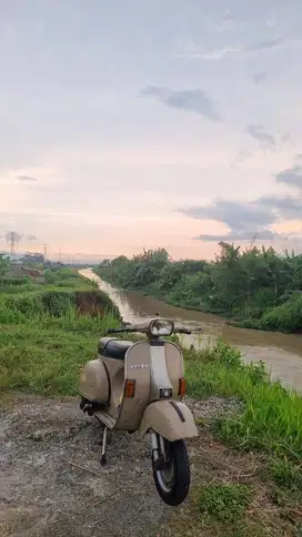 Vespa PX 150 cat ori timpa warna langka cokelat muda