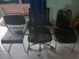 Kursi-kursi bekas kantor