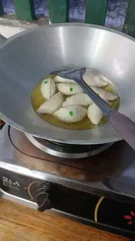 Penjaga stand cireng isi dan cimol