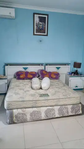 Kasur Spring Bed + Ranjang 1 Set +aksesoris Mewah Ukuran Queen Bekas