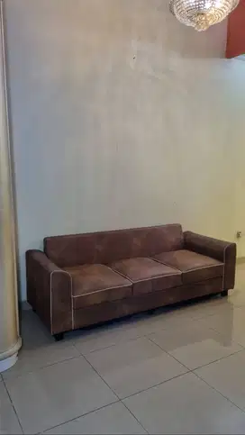 Sofa Lebar untuk 3 orang Duduk berwarna Coklat Bekas