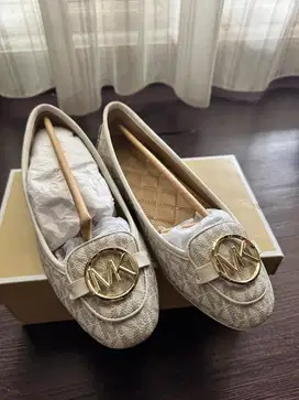 Sepatu wanita Michael Korh