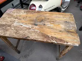 Meja kayu kecil