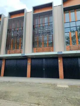Ruko 3 lantai di jalan utama perumahan metland cibitung
