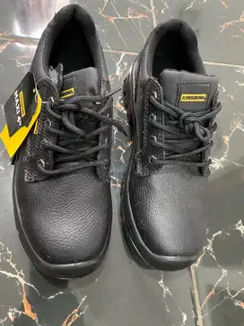 Di jual 1 pasang sepatu masih baru,,merek krisbow masih baru ya gan