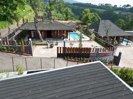 Villa di puncak motif joglo berada di perbukitan