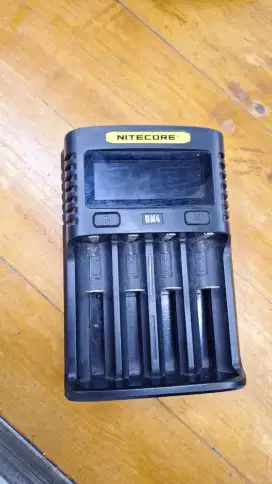 Dijual Charger Baterai Nitecore UM4 Kondisi Bagus - Rp 250.000 Nego