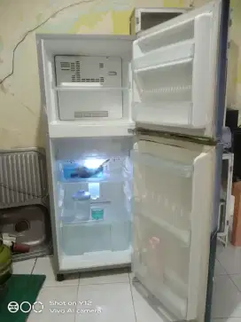 Jual kulkas 2 pintu merk glacio. Toshiba