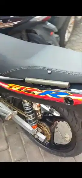 F1Zr 2002 merah hitam