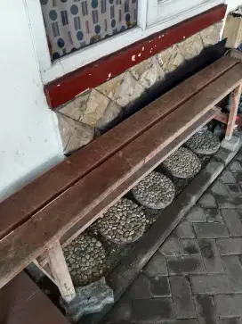 Bangku dari kayu masih kuat