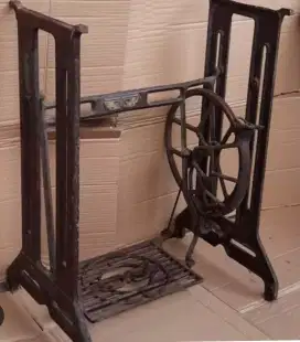 2 Kaki mesin jahit jadul, untuk meja 500