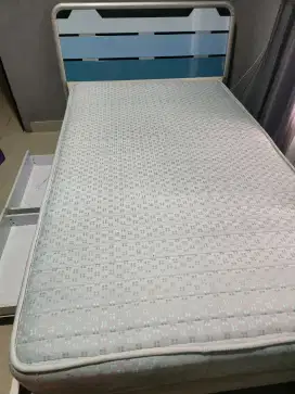 Tempat tidur besi dan kasur