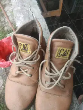Sepatu bekas model baru