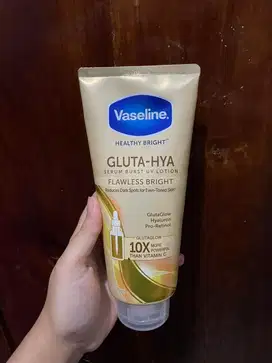 Vaseline Gluta-Hya Body Serum Flawless Bright 330ml