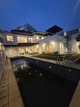 Rumah Mewah Alam Sutera Ada Pool dengan 5 Kamar Tidur
