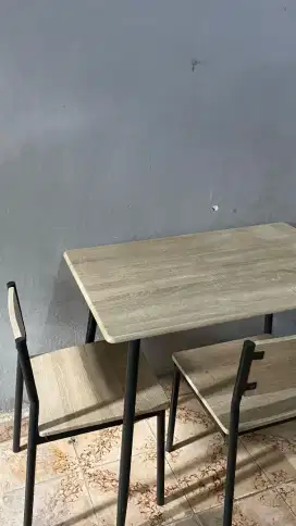 Meja makan informa