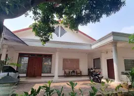 DI JUAL RUMAH BESAR DENGAN HALAMAN LUAS KAWASAN ULUJAMI PESANGGRAHAN