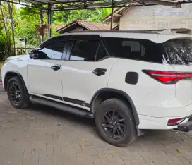Toyota Fortuner 2.8 GR warna putih tahun 2024