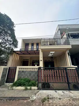 DIJUAL RUMAH CANTIK 2 SETENGAH LANTAI DI KAWASAN GRIYA CINERE DEPOK