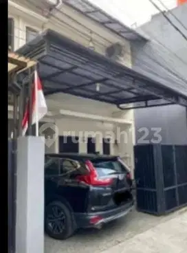 Rumah Bagus Kokoh 2 lantai siap huni akses mobil SHM di Condet