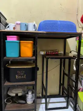 Meja minimalis cocok untuk kosan.