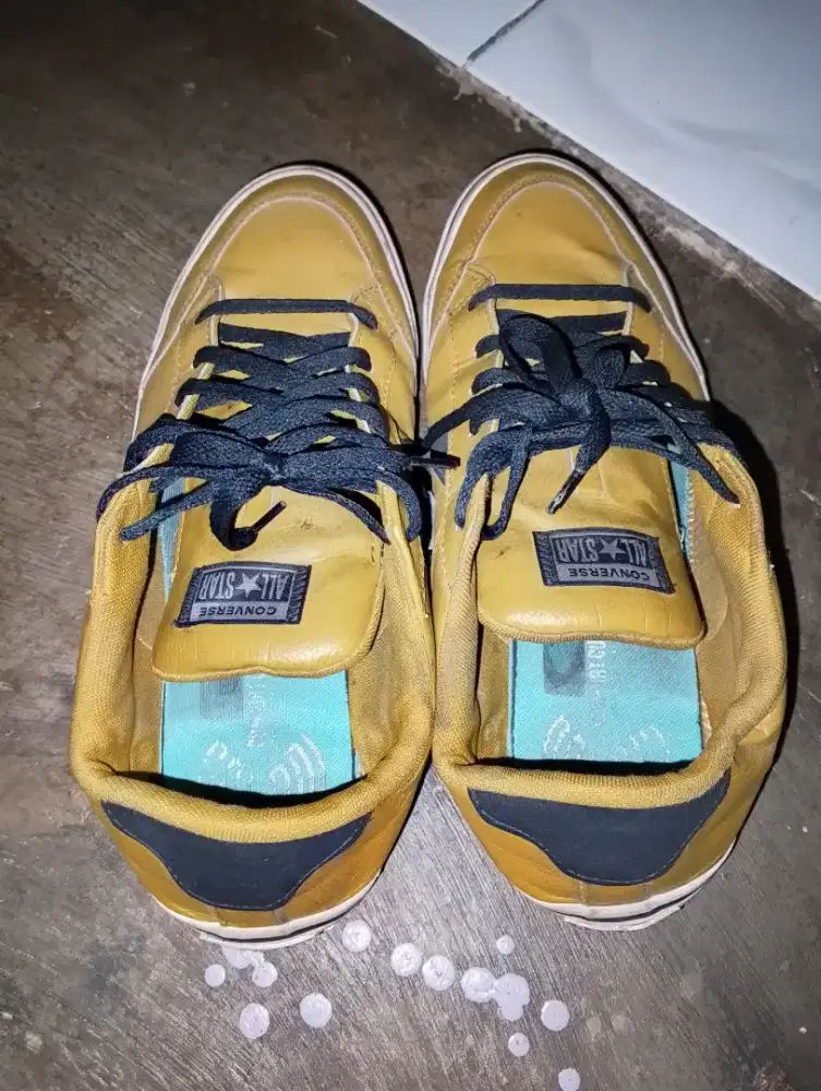 Sepatu Converse Kuning