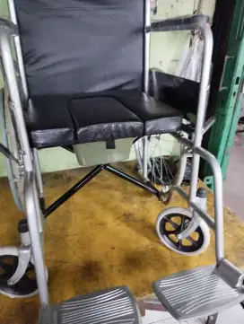 Kursi roda bekas bisa buang air besar
