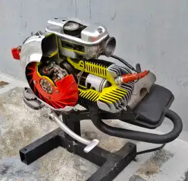 Cutaway engine atau display mesin sepeda motor vespa antik vintage