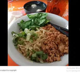 JUALAN MIE AYAM PINGGIR JALAN (KIOS)