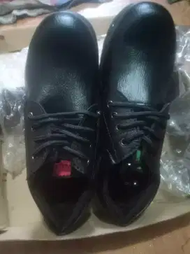 Sepatu safety ujung besi