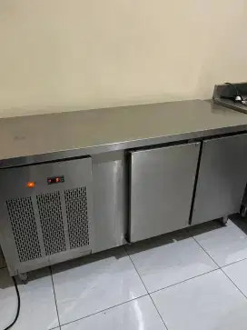 Undercounter Chiller 2 pintu
P 149 cm x L 65 cm x  T 85 cm 
Harga 5jt