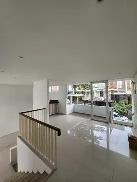 Rumah 3 lantai citra 8 4 kamar !