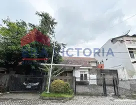 DIJUAL Rumah Dekat Petra Halaman Luas Cocok  untuk Usaha Kos Surabaya
