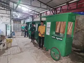 Tenaga penjual mie ayam keliling