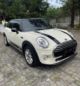 Mini Cooper 5 pintu putih 2017