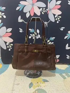 Tas coa*h bisa dijinjing atau di letakkan di bahu.