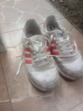 Sepatu runing adidas 42