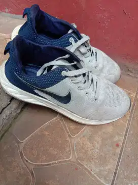 Sepatu runing Nike