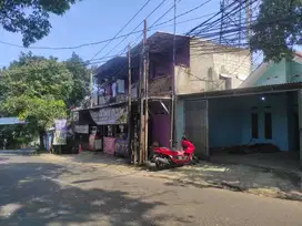 Di sewa kan Rumah di pusat kota dekat itu pinggir jalan
