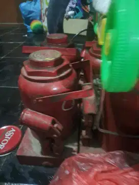 DONGKRAK TRUCK KONTENER