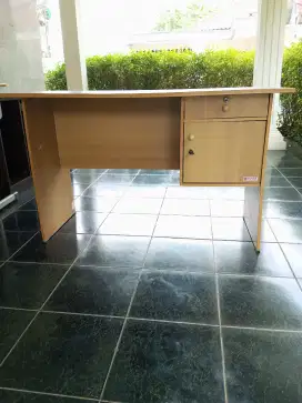 Meja Kerja Atau Meja Tulis