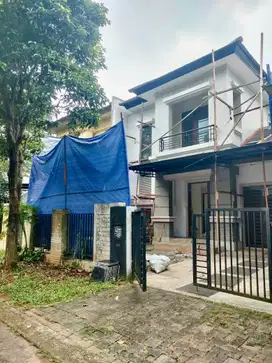 Rumah 2 Lantai Renovasi Siap Huni Depan Taman di Delatinos BSD City
