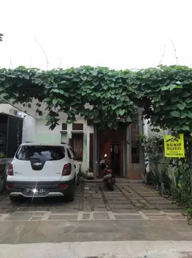 Rumah Modern Tropis dengan Pintu Jati Gebyok di Jatiasih