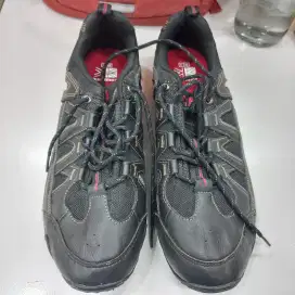 Sepatu casual karrimor bekas