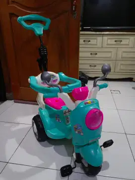 Sepeda anak model vespa